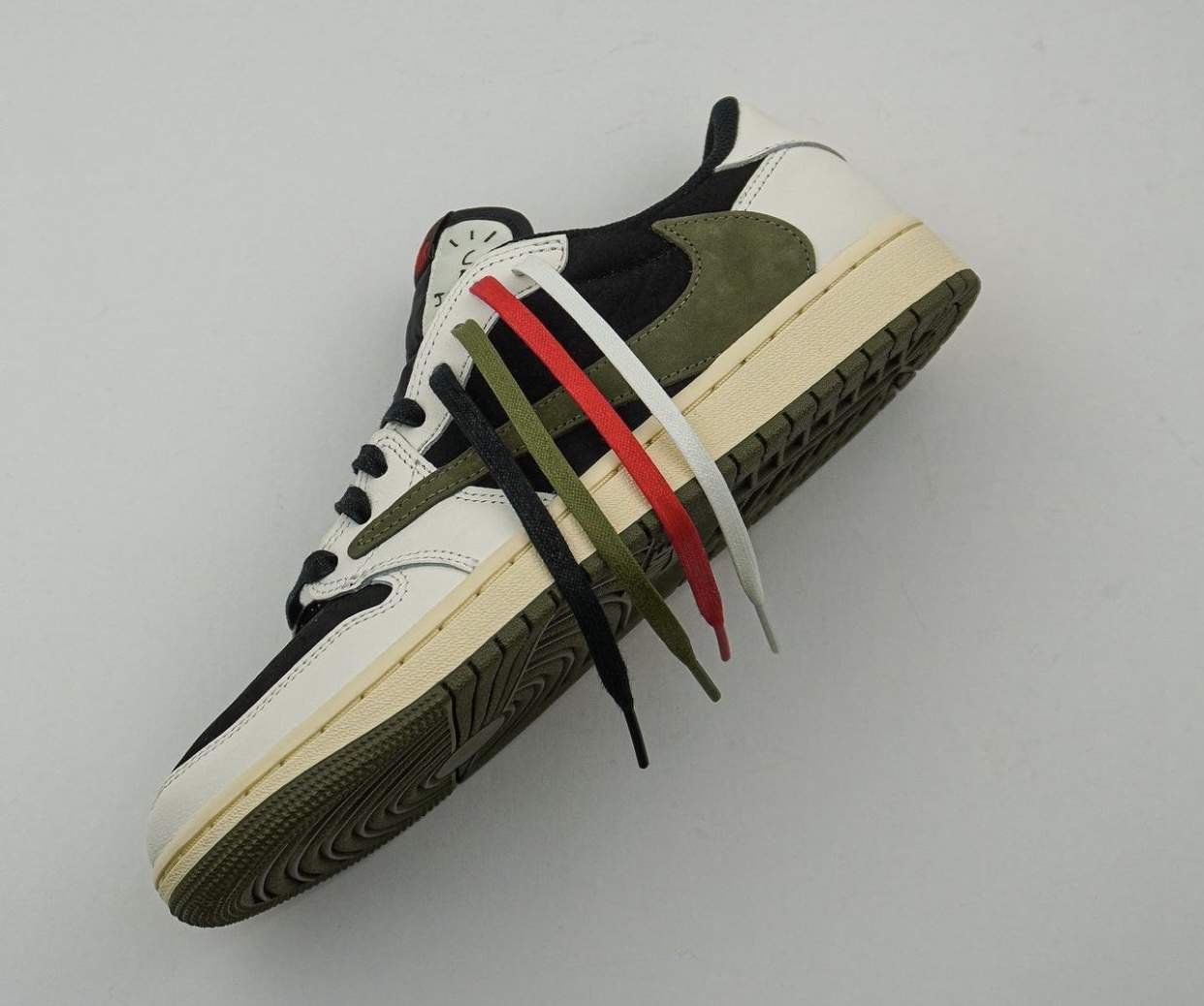 נעלי נייק אייר ג’ורדן טרוויס | Travis Scott X Nike Air Jordan 1 Low Olive – תמונה 5