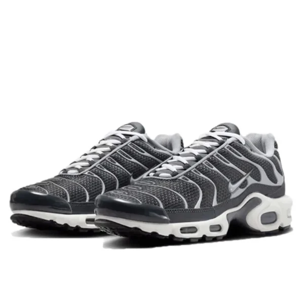 Air max plus se greyscale cool grey 1 600x600
