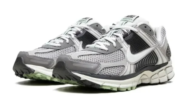 Nike zoom vomero 5 cobblestone flat pewte 2 600x348