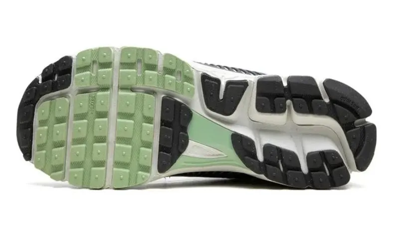 נעלי נייק | Nike Zoom Vomero 5 Cobblestone Flat Pewte – תמונה 4
