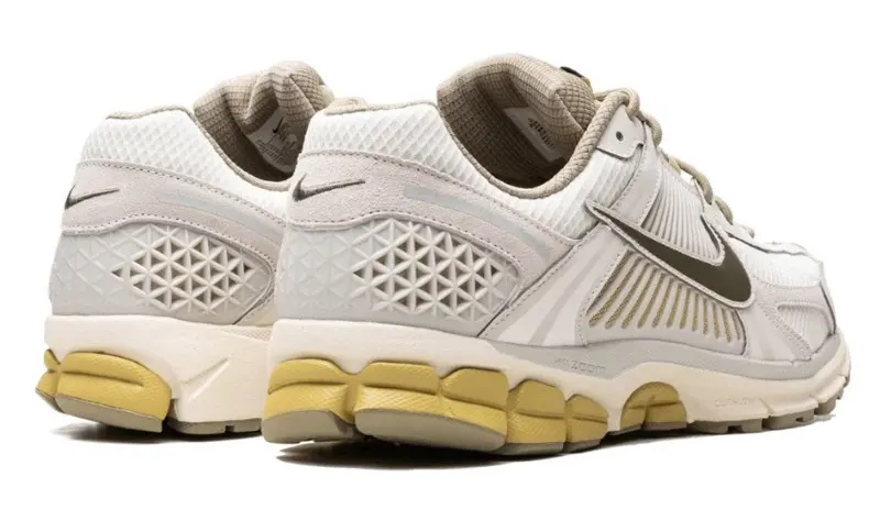נעלי נייק | Nike Zoom Vomero 5 Light Bone Medium Olive – תמונה 3