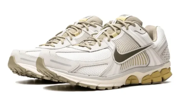 Nike zoom vomero 5 light bone medium olive 2 600x348