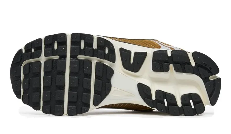 נעלי נייק | Nike Zoom Vomero 5 Metallic Gold – תמונה 3