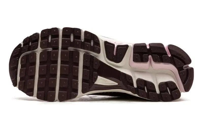 נעלי נייק | Nike Zoom Vomero 5 Pink Foam Team Red – תמונה 4