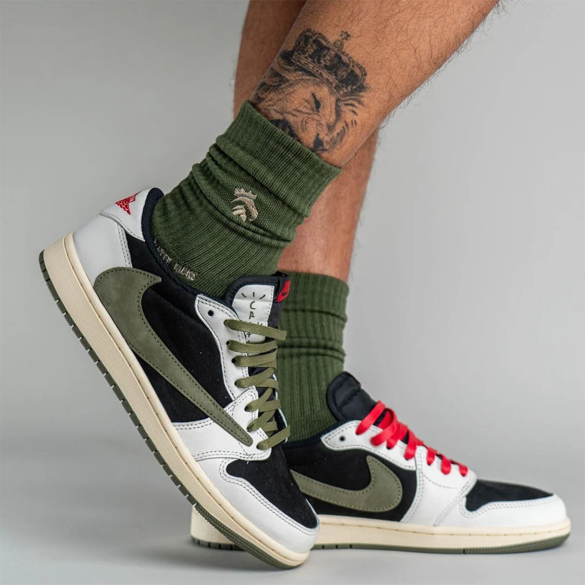נעלי נייק אייר ג’ורדן טרוויס | Travis Scott X Nike Air Jordan 1 Low Olive – תמונה 4