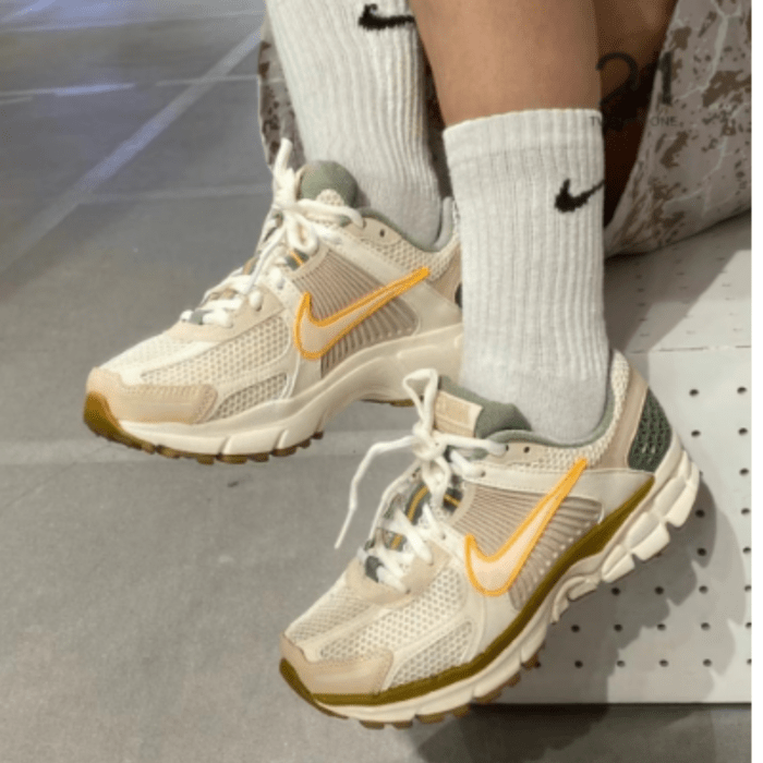 נעלי נייק | Nike Zoom Vomero 5 Sail Laser Orange Medium Olive – Nike Zoom – תמונה 3