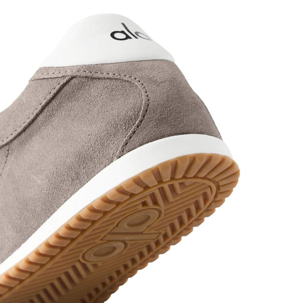 נעלי סניקרס אלו יוגה | ALO Sunset Sneaker Alpine Cocoa – תמונה 5
