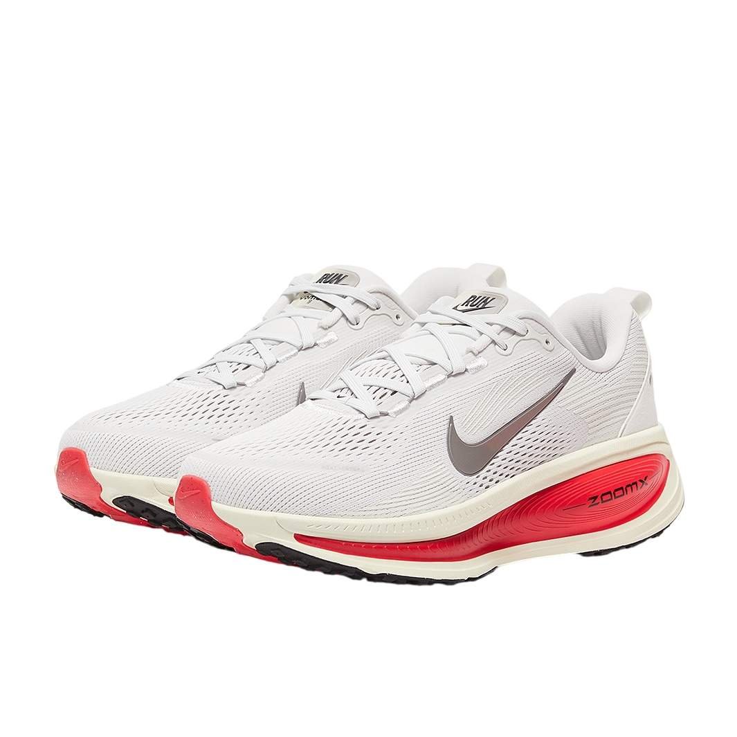 נעלי ריצות נייק | Nike Vomero 18 Platinum Tint/ Siren Red – תמונה 4