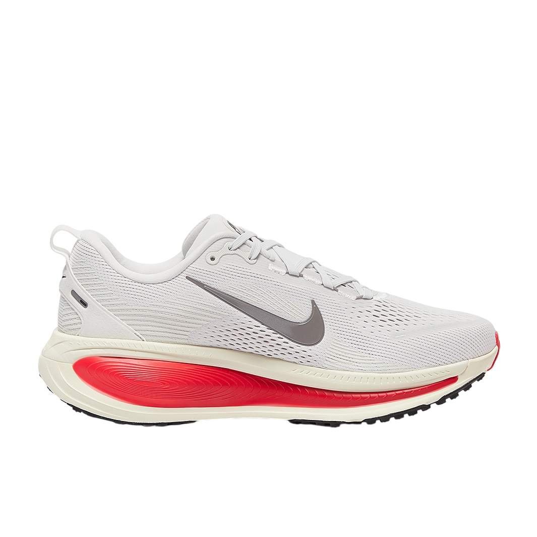 נעלי ריצות נייק | Nike Vomero 18 Platinum Tint/ Siren Red – תמונה 2